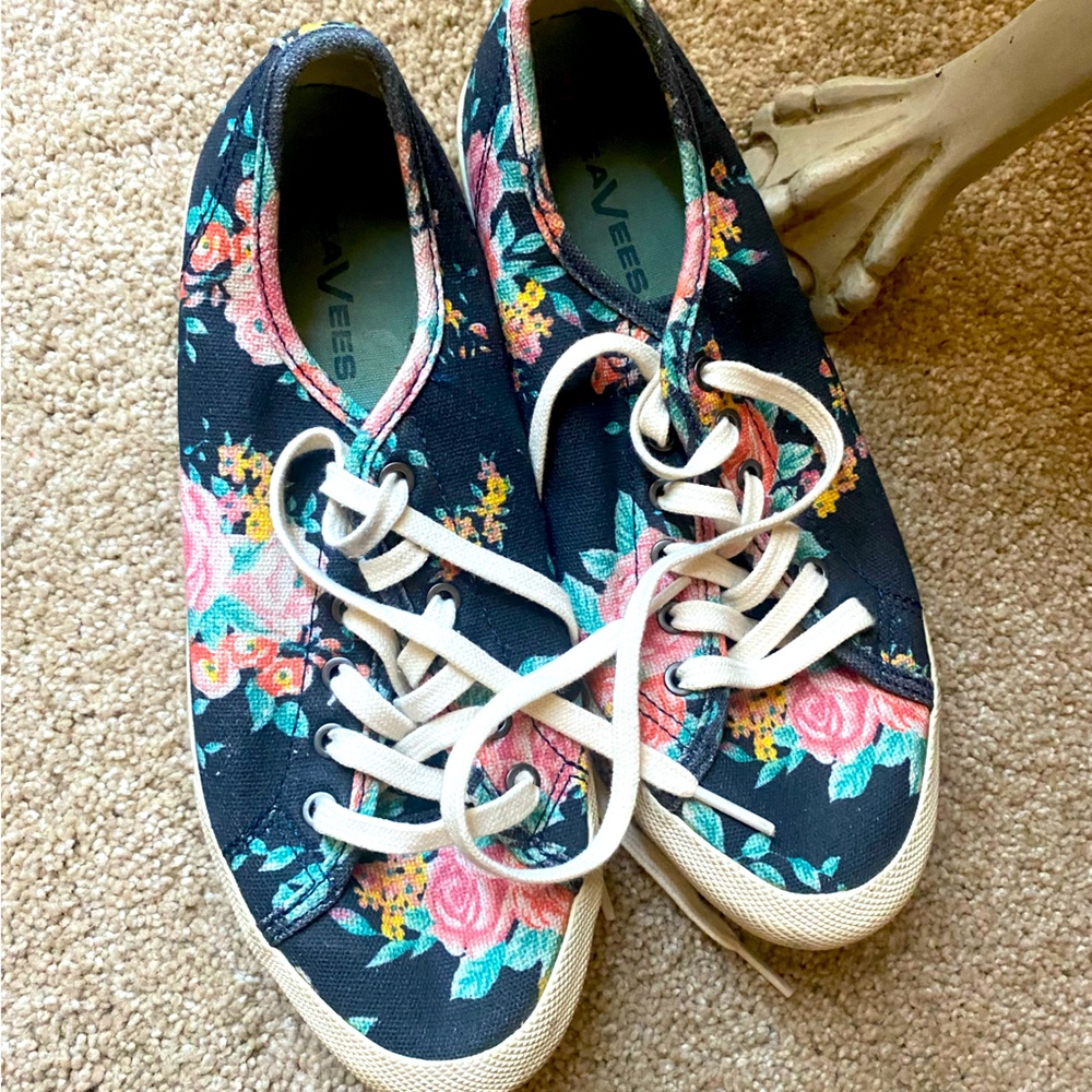 Seavees floral tennis shoe woman’s size 8
